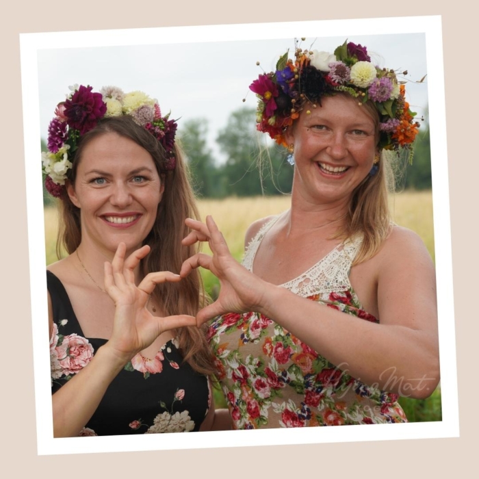 Anna Pröbstle und Lucia Linder beim Blumen Yoga 2021