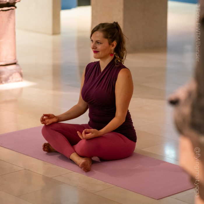 lucia-yoga-im-musuem-flying-mat-yoga-freiburg