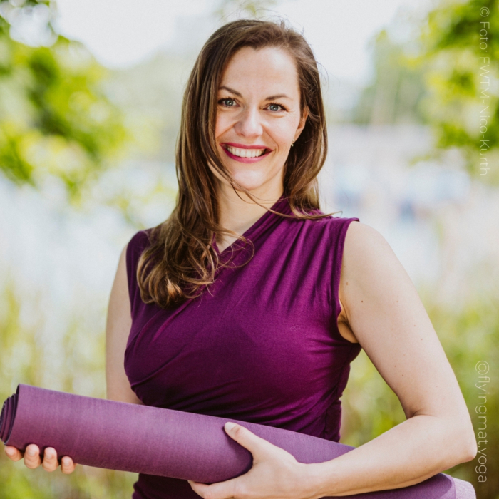 yoga-top-good-karma-shirt-flying-mat--lucia-yoga-freiburg